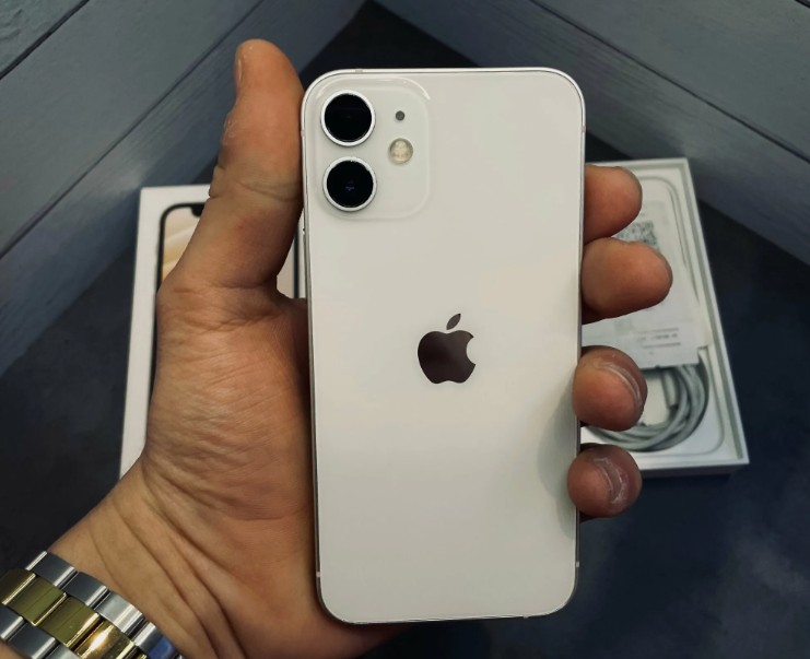Эра компактных флагманов: почему iPhone 12 mini остается уникальным устройством для удобного хвата